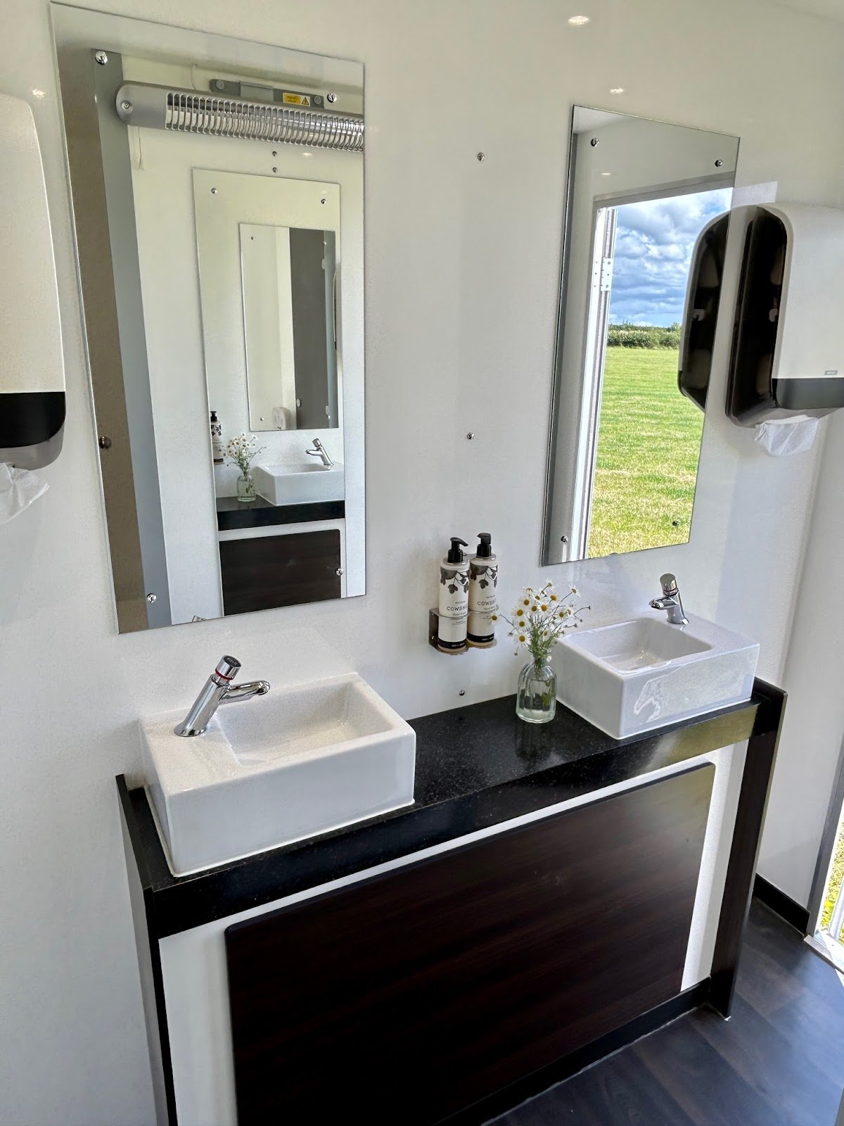 Devonshire Luxury Loos - Portable toilet hire - Photo 4