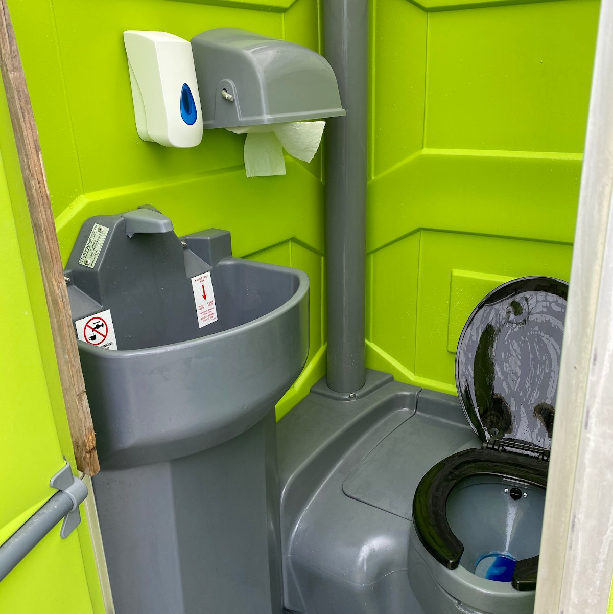 Fast Loo Portable toilet hire - Photo 4
