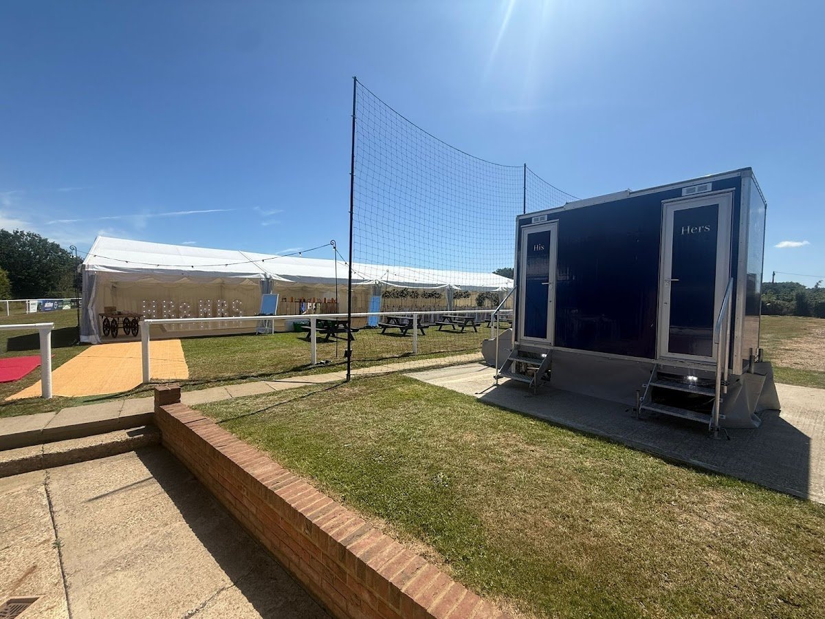 His & Hers Luxury Toilets - Photo 4