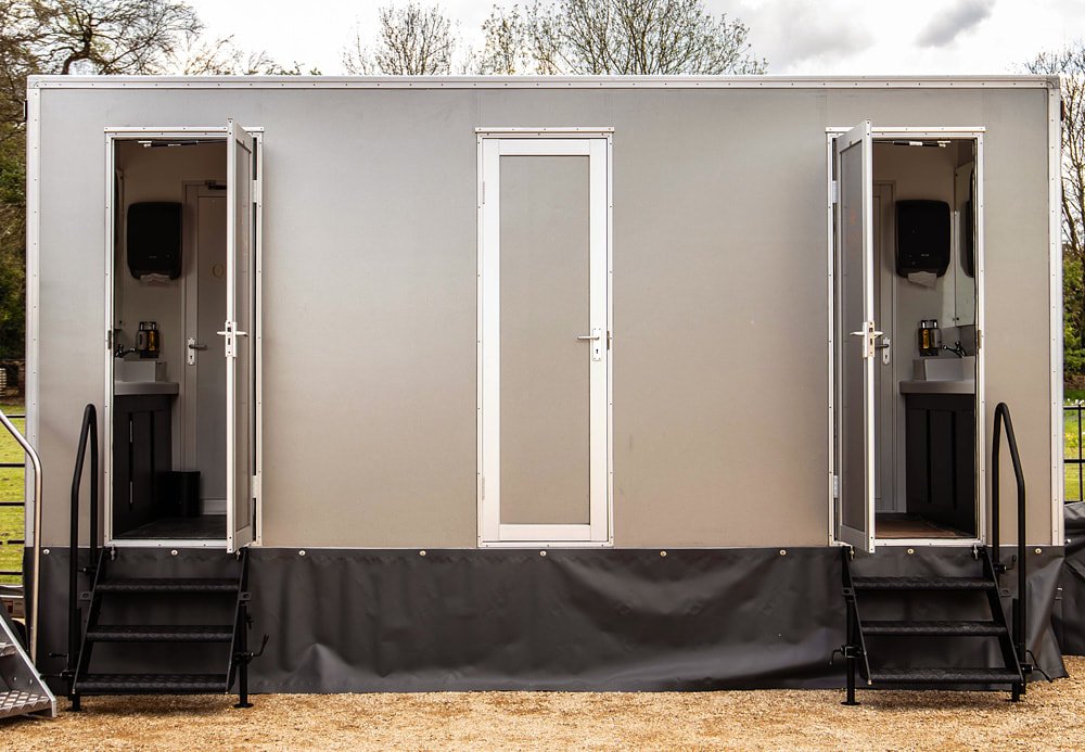 Posh Loos for Posh Doos - Photo 3