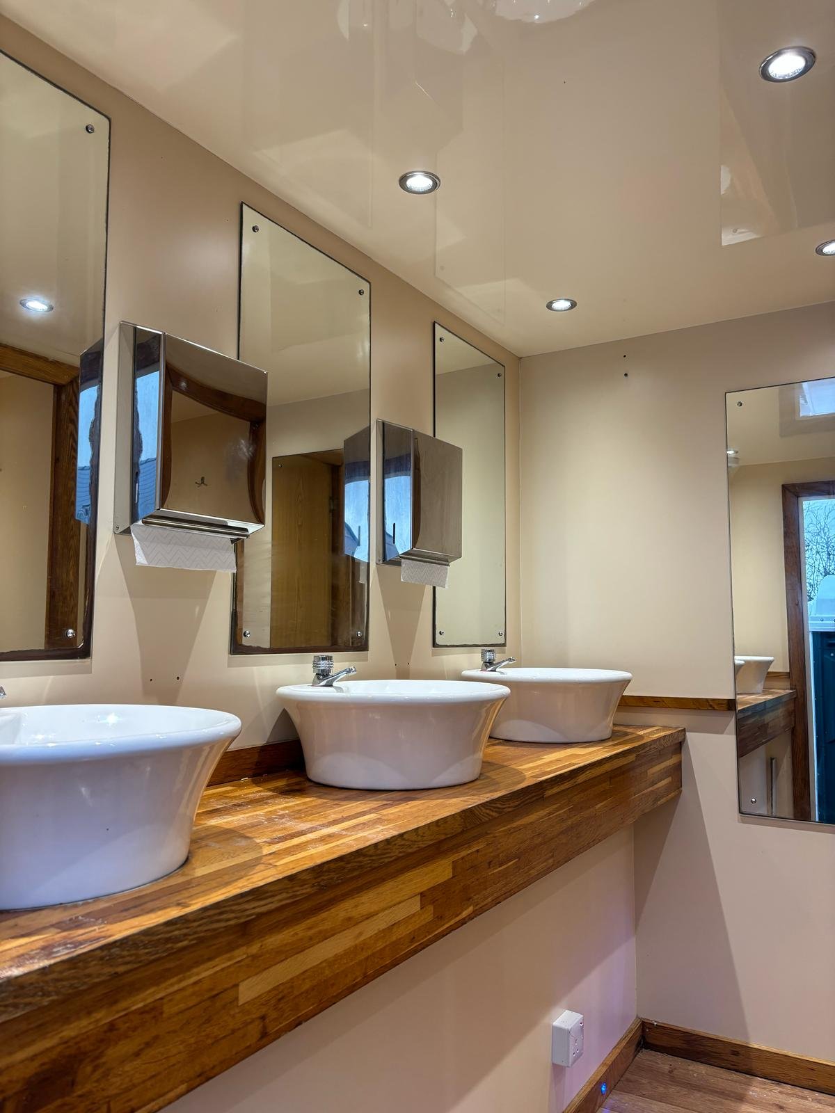 SF Loos Ltd - Photo 5